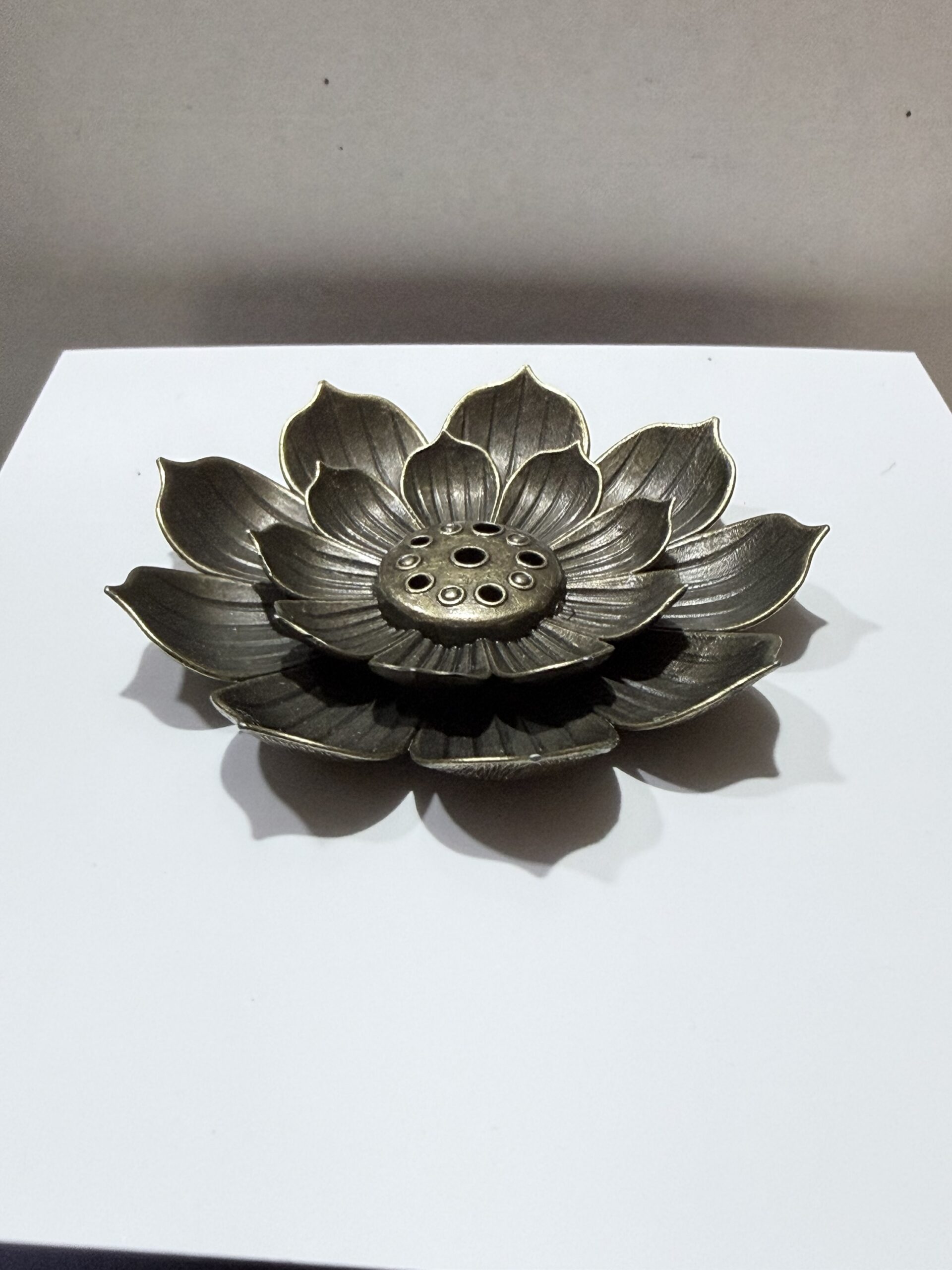 Porta Sahumerio Flor de Loto – Metálico Dorado 🪷✨ - Imagen 2