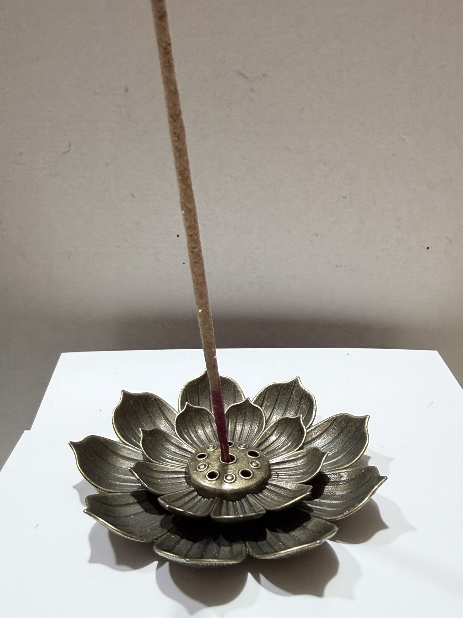 Porta Sahumerio Flor de Loto – Metálico Dorado 🪷✨