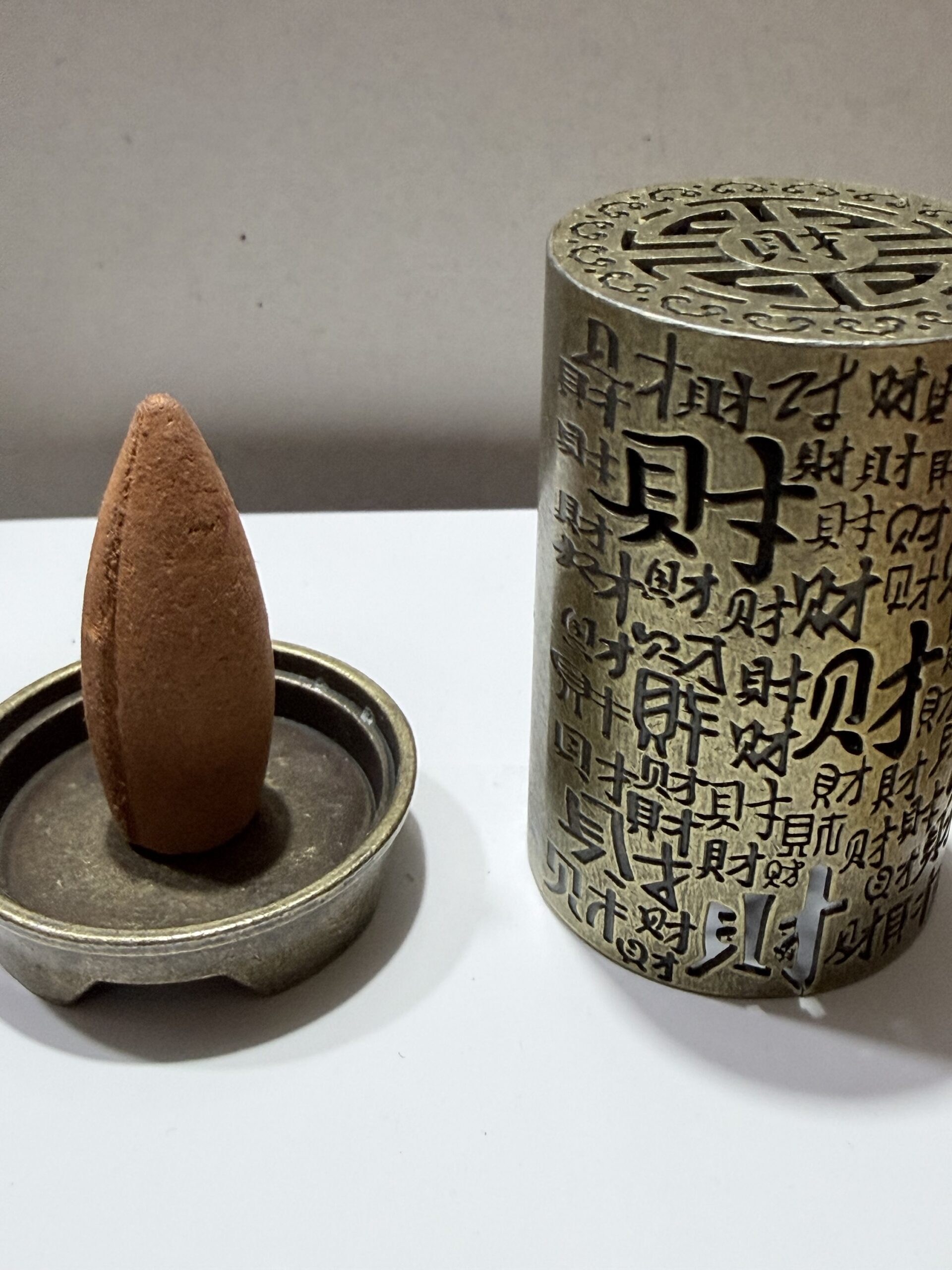 Sahumador Torre de la Prosperidad – Conos de Incienso 🏺💰✨